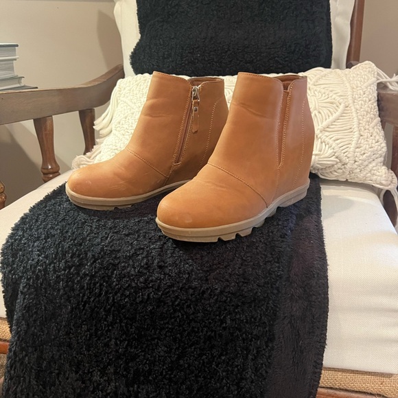 Vegan Ankle height Wedge Boots in cognac color. - Picture 2 of 4